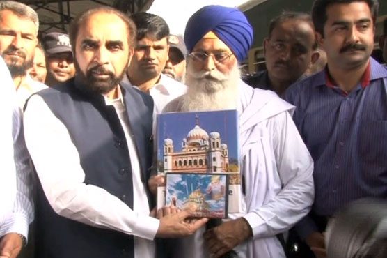 Chairman Evacuee Trust Property Board Siddiq ul Farooq presenting a book The Sikh Heritage of Pakistan to Leader of delegation of Indian Sikh Pilgrims came to attend Jor Mela.