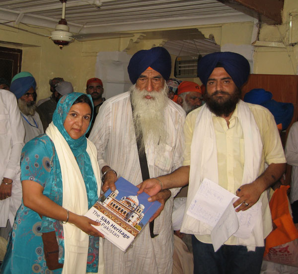 Indira Prahst was presented with a saropa and a book on Sikh Heritage by Sardar Bhai Sham Singh, past president of the Pakistan Sikh Gurdwara Prabandhak Committee (PSGPC) and Gopal Singh Chawla, Chairman of the Punjabi Sikh Sangat, at the martyrdom anniversary of Guru Arjun Dev Ji at Gurdwara Dera Sahib, Lahore.